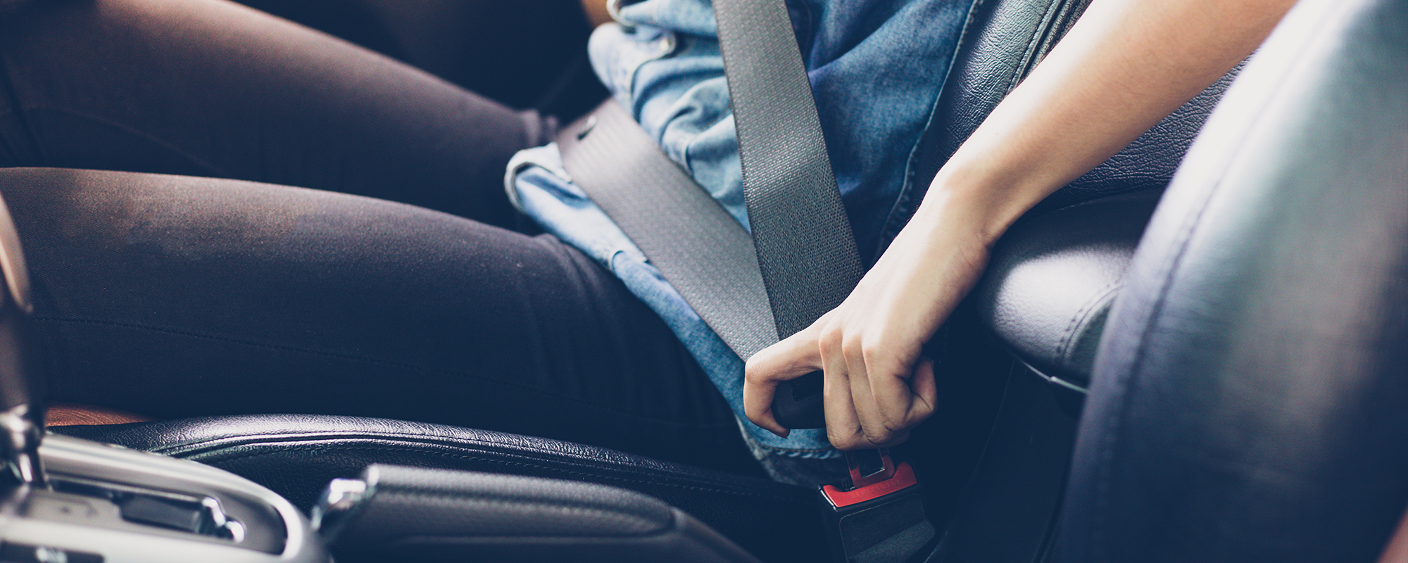 Image of a driver buckling their seatbelt